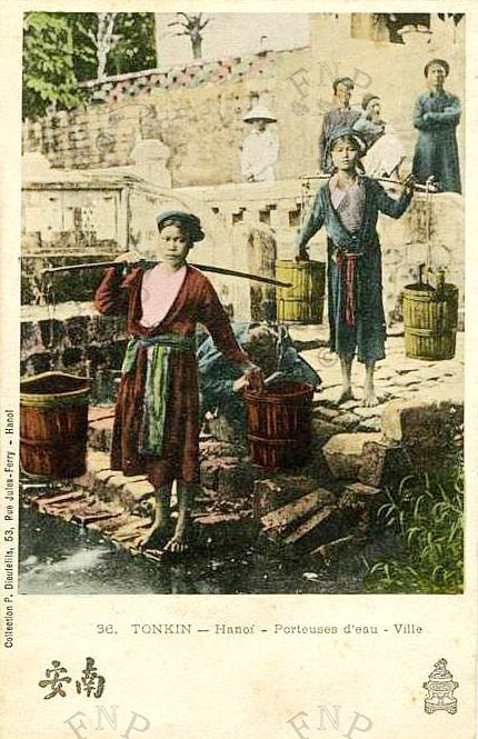 Phụ nữ gánh nước ở Hà Nội.